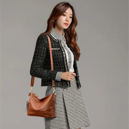 Casual outfit enhanced with a brown leather bag, combining comfort with elegance.