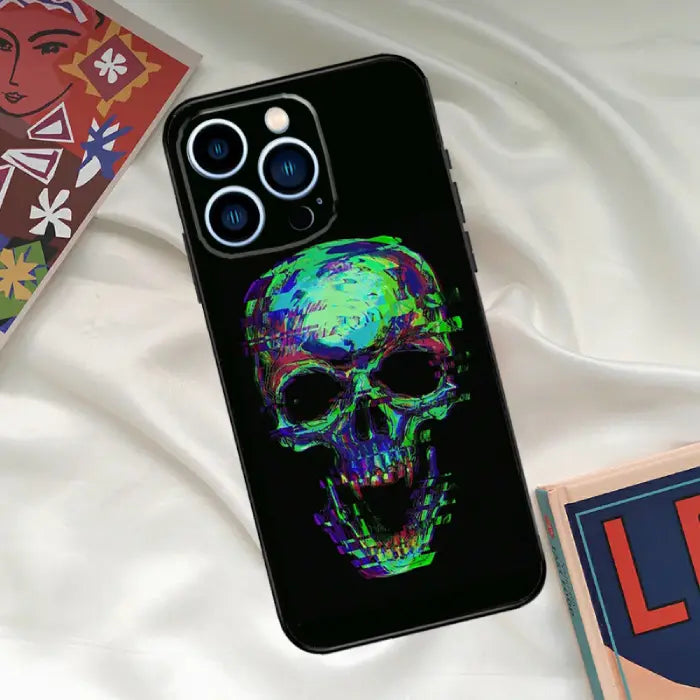 Glitch skull phone case with a multicolored digital distortion effect, trendy and captivating design.