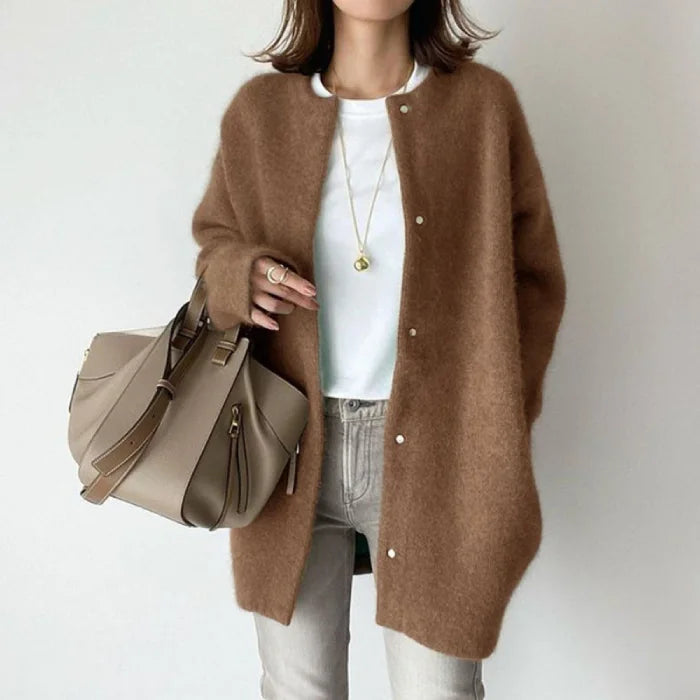 Oversized knit cardigan in warm brown color paired with casual denim for a cozy autumn-ready outfit