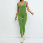  Yoga-jumpsuit in green with front keyhole cutout and scoop neckline, body-hugging for fitness routines.